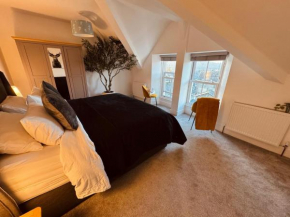 Lola's Loft with Lake Views - Central Bowness - Pet Friendly
